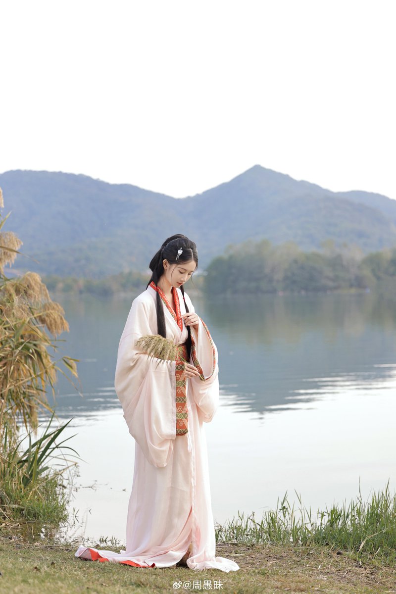 AmazingHanfu's tweet photo. The Warring States period was an era full of changes. During this period, costumes also underwent great changes, the most representative of which was the emergence of #Zhanguopao. Zhanguopao, also known as "Shenyi", is a kind of robe #outerwear. https://t.co/sUlfHnpaxC