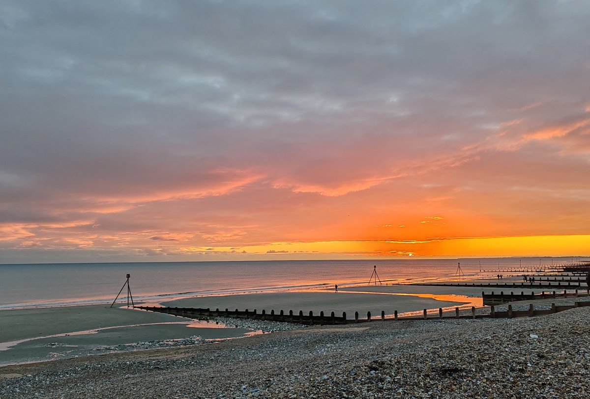 robbo1511's tweet photo. What better way to prepare for a new job than a sunset stroll? Loving life by the sea! #NewBeginnings2024 #sussexbythesea https://t.co/VtFCH6u5Ka