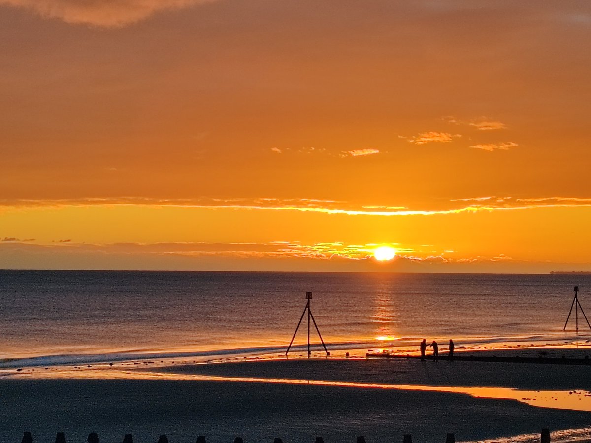 robbo1511's tweet photo. What better way to prepare for a new job than a sunset stroll? Loving life by the sea! #NewBeginnings2024 #sussexbythesea https://t.co/VtFCH6u5Ka
