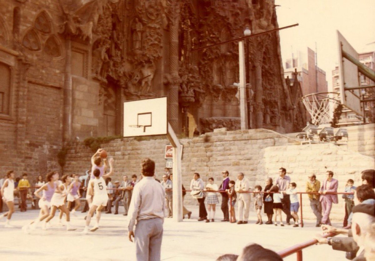 BoigBCN's tweet photo. 25. Jugant a bàsquet a la porta de la Sagrada Família, anys 80. 

Camp de la Unió Esportiva Gaudí. https://t.co/9vlElFAwpe