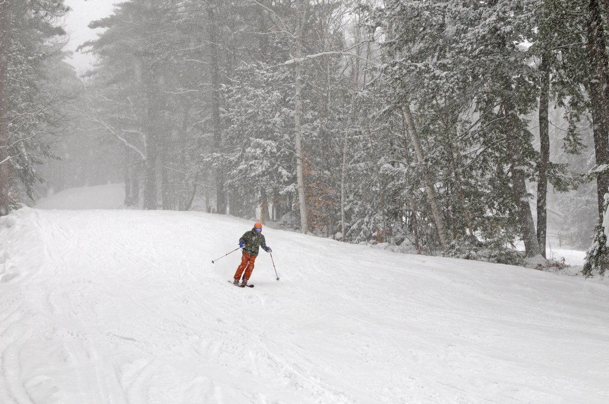 KingPineSkiArea's tweet image. Sunday Snow Day! Lots of powder smiles out there and snowmaker Kyle shaking snow off hoses to resume snowmaking on the back-end of this storm tonight! ❄️👑🌲#NHWX #PowderDay #ThankASnowmaker #SundayFunday #KingPine #WinterStorm