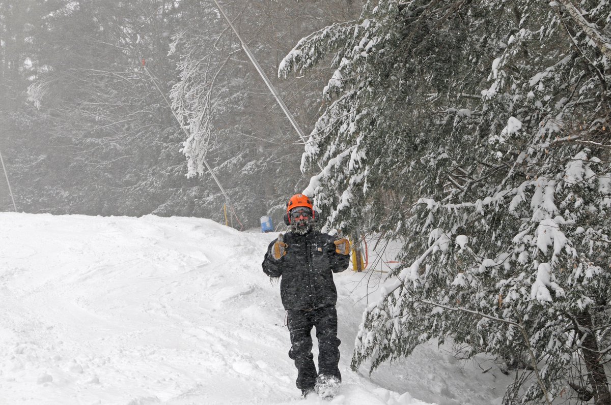 KingPineSkiArea's tweet image. Sunday Snow Day! Lots of powder smiles out there and snowmaker Kyle shaking snow off hoses to resume snowmaking on the back-end of this storm tonight! ❄️👑🌲#NHWX #PowderDay #ThankASnowmaker #SundayFunday #KingPine #WinterStorm