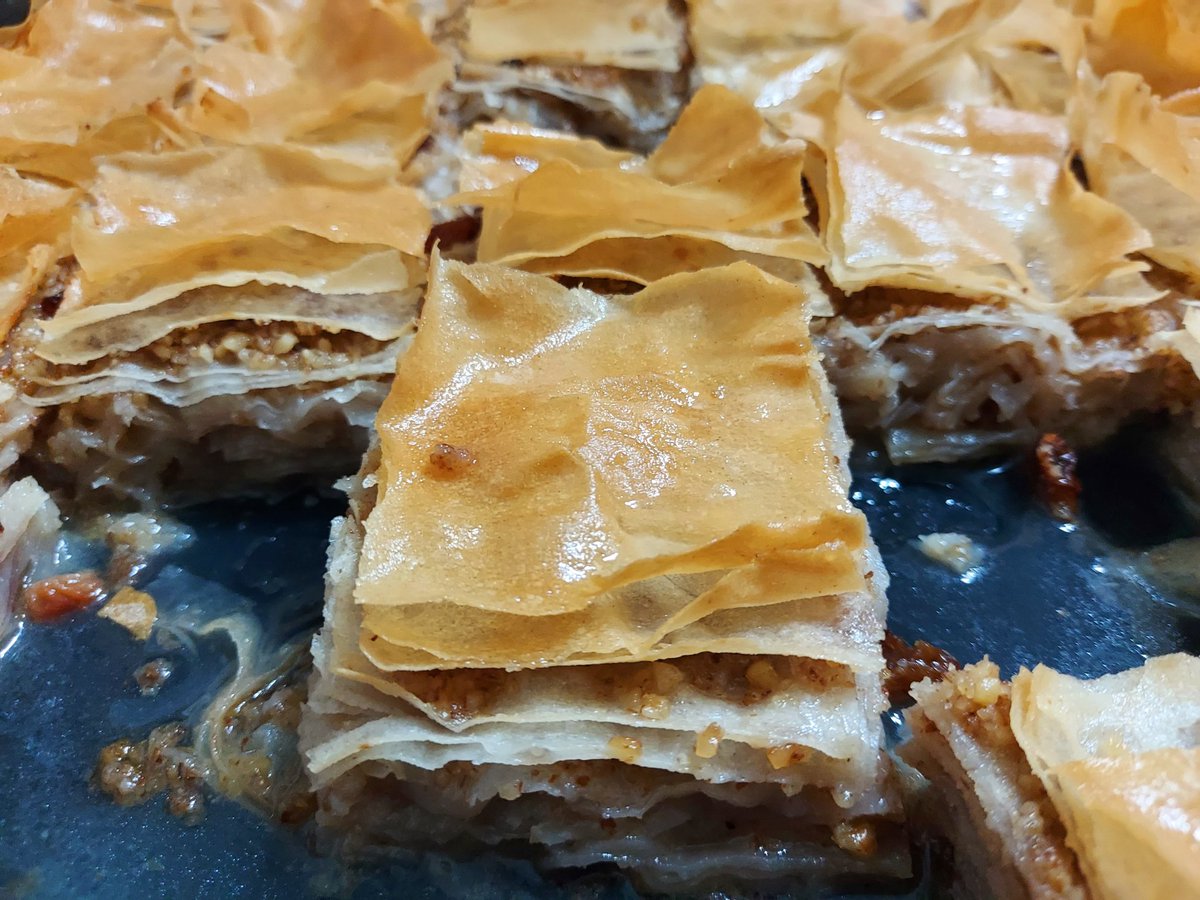 VPartija's tweet photo. Vojvođanska pogača i česnica za Božić, bez tri prsta i krsta, četiri S, lomača, pucnjave, lansiranja buradi u vazduh, zapevanja i divljaštva. 
I da, vrlo dobro znamo i ko smo i šta smo, što bi rekli naši stari od čijih smo. 
Srećan Božić! 
Hristos se rodi! 
Vojvodina 💙💛💚🇪🇺 https://t.co/FQ7mvivPse