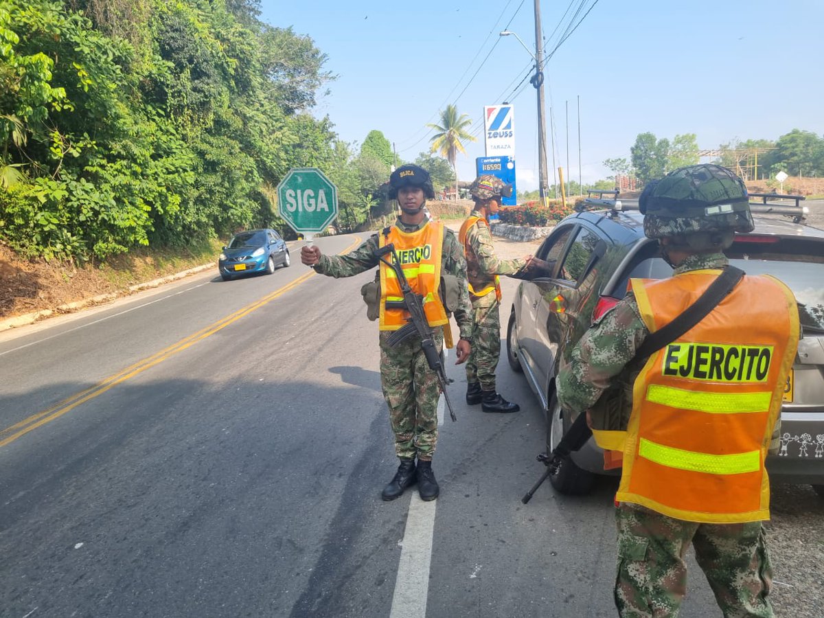 #ViajeSeguro | Soldados del Grupo de Caballeria Liviano Meteoro N.°9 están en la trocal de occidente entre los municipios de Taraza y Valdivia, #Antioquia, brindando y fortaleciendo la seguridad mediante puestos de control durante este fin de semana festivo.