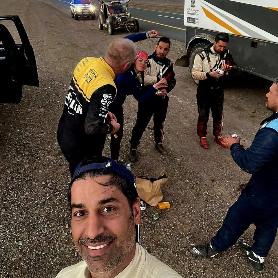 CompetitionSta's tweet photo. Première étape et première action d'assistance course pour l'équipage du Volvo 633...Remorquage du SSV de l'équipe THOR après un problème technique...
#dakar2024 #rallyeraid #assistance #rallyraidassistance #stacompetition #zahidgroup #zahidtractor #saudiarabia #volvotrucks https://t.co/pLeJkUSD5F