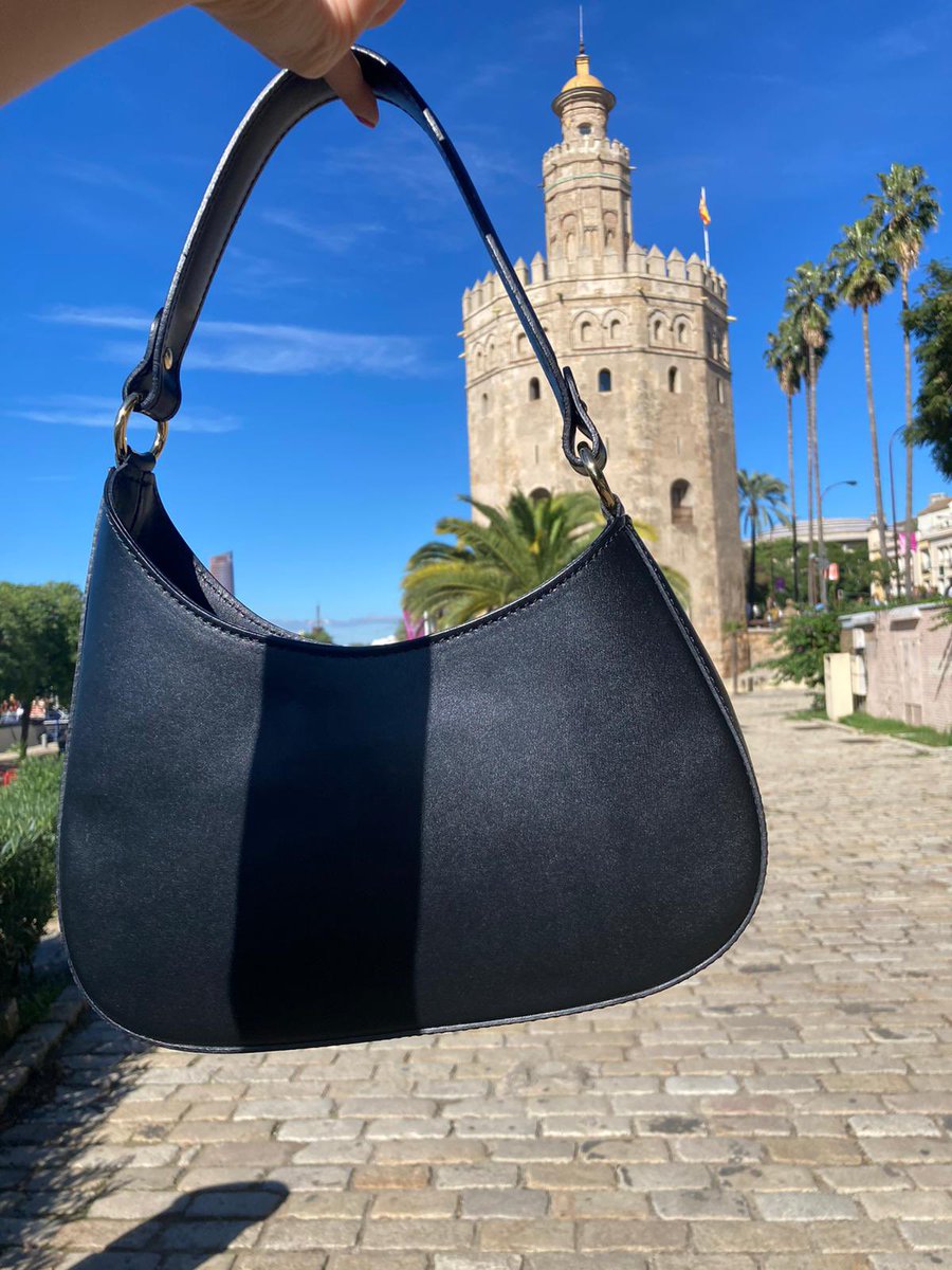 BIBIBAG's tweet photo. Elegante, con un diseño precioso, encantador y funcional. Así es el 'Oval Bag' de Bibi Bag, la última creación de la diseñadora de moda italiana Federica Vaccaro. 

Un bolso 100% de cuero, diseñado en Sicilia y producido por maestros artesanos toscanos. 

https://t.co/LBPOohquue https://t.co/EdH2UjoEjU