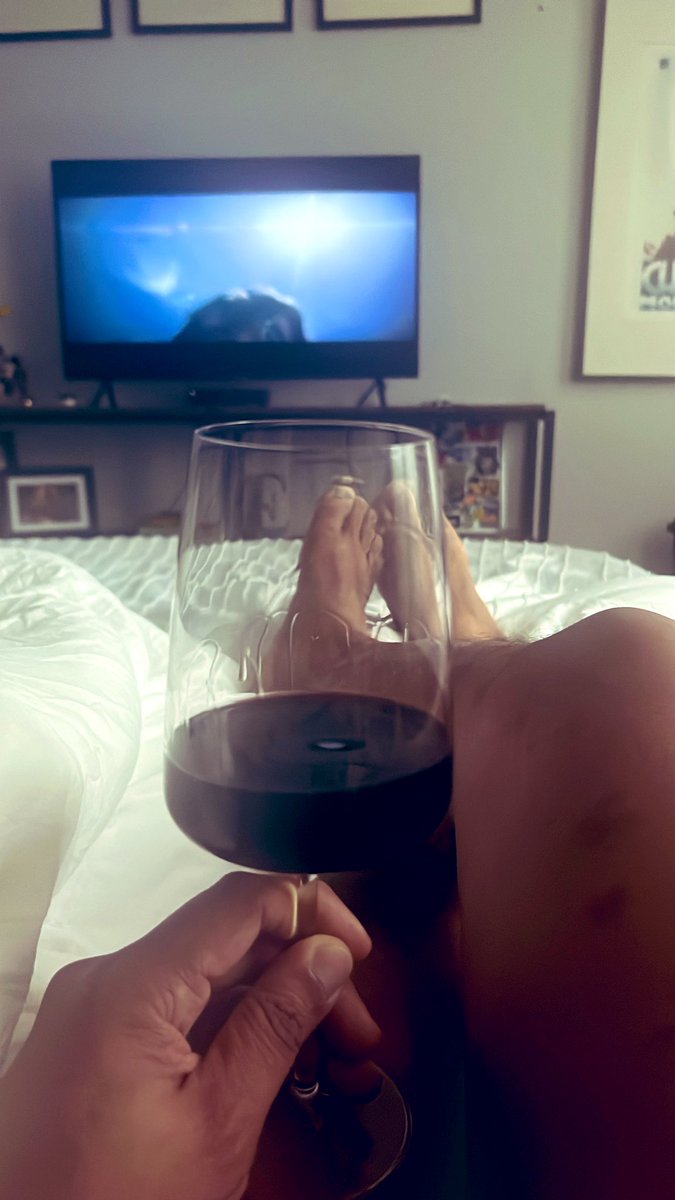 epayano's tweet photo. Ven y veamos películas! ❄️🍷 #netflixandchill https://t.co/9EMiKZdCfh