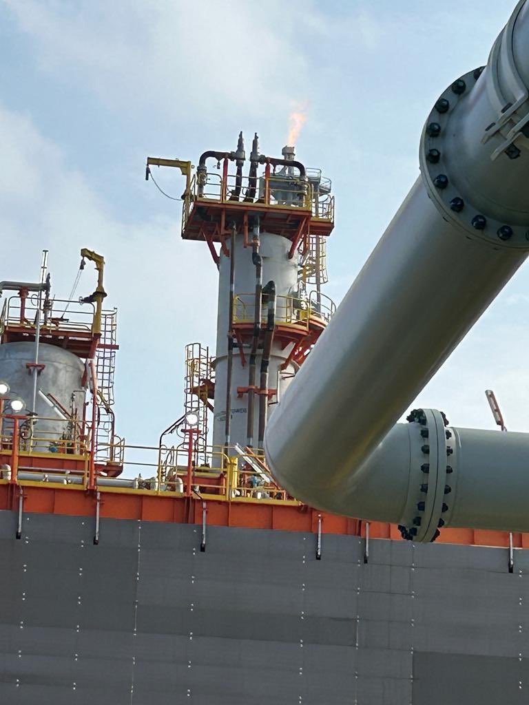 HardeepSPuri's tweet photo. बधाई भारत! 
#ONGCJeetegaToBharatJeetega!

As India powers ahead as the fastest growing economy under leadership of PM @NarendraModi Ji, our energy production is also set to rise from the deepest frontiers of #KrishnaGodavari

“First Oil” production commences from the complex & difficult deepwater KG-DWN-98/2 Block, situated off the coast of Bay of Bengal. 

Production is expected to be 45,000 barrels per day & over 10 million cubic metres of gas per day, contributing towards an energy #AatmanirbharBharat 

This project is expected to add 7% to current national oil production & 7% to national Natural Gas production!

@PMOIndia @narendramodi_in 
@PetroleumMin @PIB_India @MIB_India @ONGC_ @ongcvideshltd