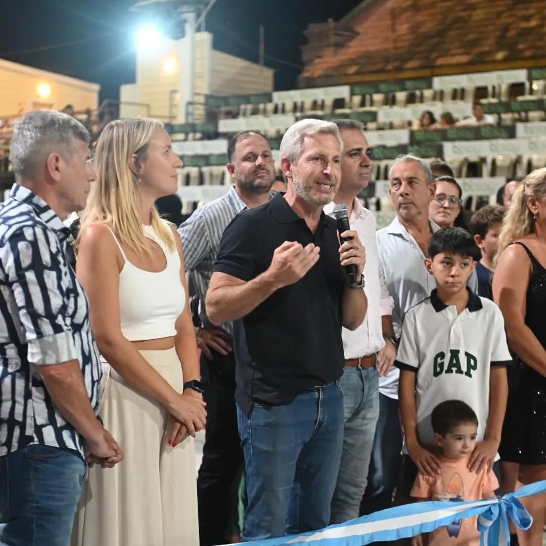 julicarrazza's tweet photo. ARRANCÓ EL CARNAVAL DEL PAÍS 💃🎉

Nos acompañó el Gobernador de nuestra Provincia, @rogeliofrigerio con su familia, @mauriciocolello Secretario General de la Gobernación y el Secretario de Turismo de la Provincia, @sattojorge .

Que te pareció la primer noche del Carnaval? ✨️ https://t.co/k9rF6nhuBU