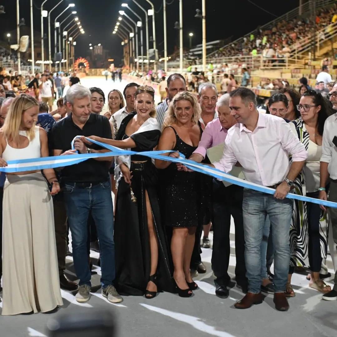 julicarrazza's tweet photo. ARRANCÓ EL CARNAVAL DEL PAÍS 💃🎉

Nos acompañó el Gobernador de nuestra Provincia, @rogeliofrigerio con su familia, @mauriciocolello Secretario General de la Gobernación y el Secretario de Turismo de la Provincia, @sattojorge .

Que te pareció la primer noche del Carnaval? ✨️ https://t.co/k9rF6nhuBU