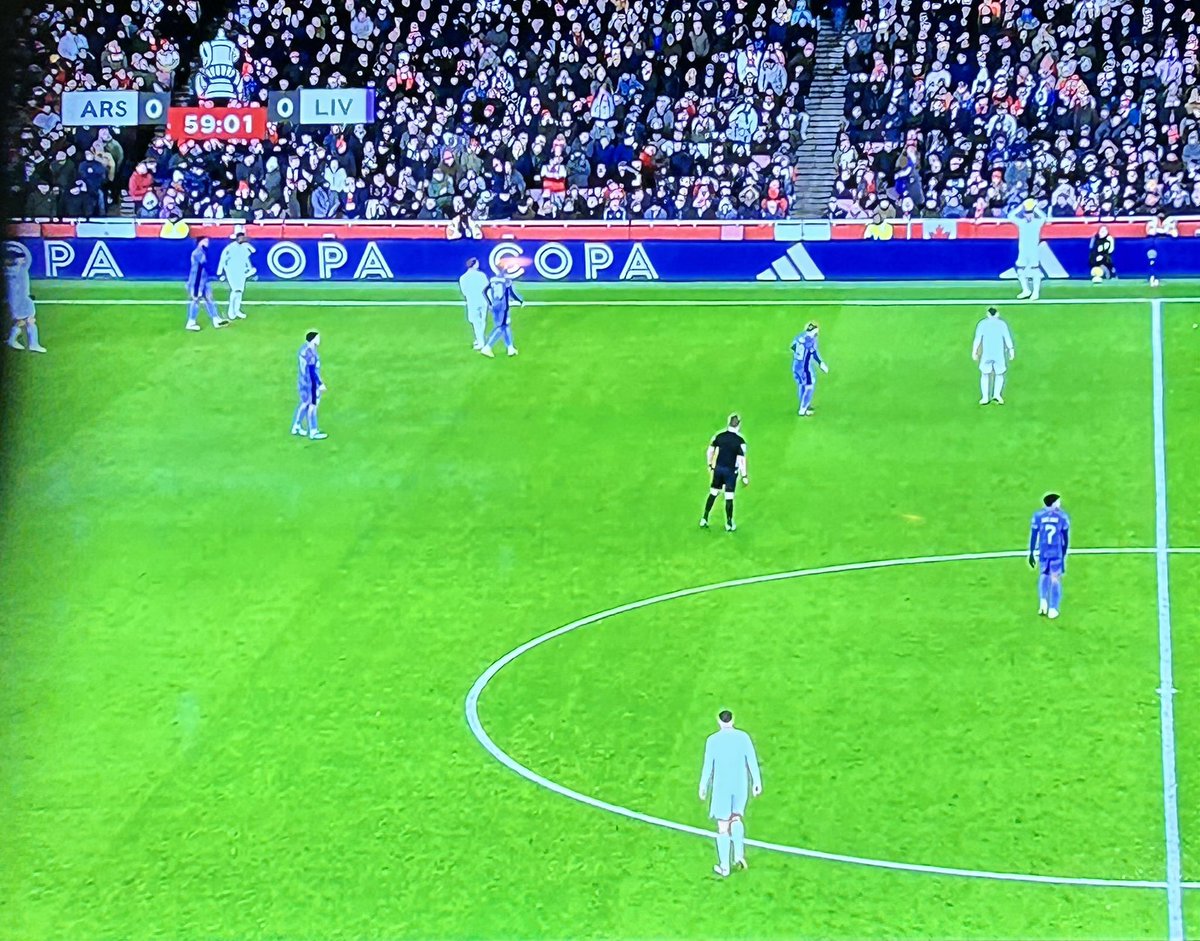 Hur tänkte Arsenal med sina vita siffror på vita tröjor. SKÄRPNING tamejfan! 🤔🙈
