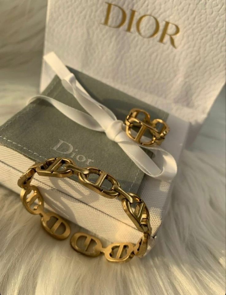 Outfit_Luxy's tweet photo. Dior ✨ https://t.co/QX4esvll8n