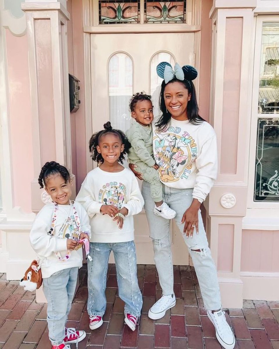 cleomadisonblog's tweet photo. These mommy and me Disney outfits are so cute! 😍

https://t.co/33T7L2KAED

#ootd #disney #womensfashion https://t.co/Rwl7QAaRCY