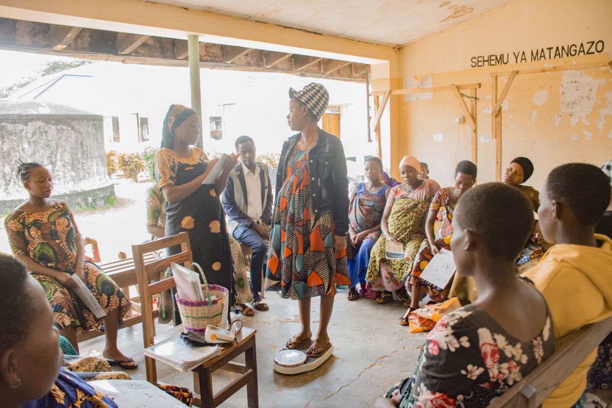 phit_2021's tweet photo. Pregnant women at Bwanga HC demonstrating peer support during G-ANC sessions. In G-ANC model, women support each other to conduct self-assessments using digital devices such as BP machine, thermometer, and weigh scales. @MoH @ortamisemitz @gatesfoundation https://t.co/pJ8Os3idMB