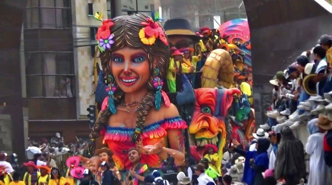 JuanHerazoV's tweet photo. Oye @Carnaval_SA ¿te acuerdas cuando eras chévere y hacías carrozas como estas que nos muestra Pasto? Ahora te dedicaste a cargar puro espantajopo en trailers https://t.co/6i2G5D2pLt