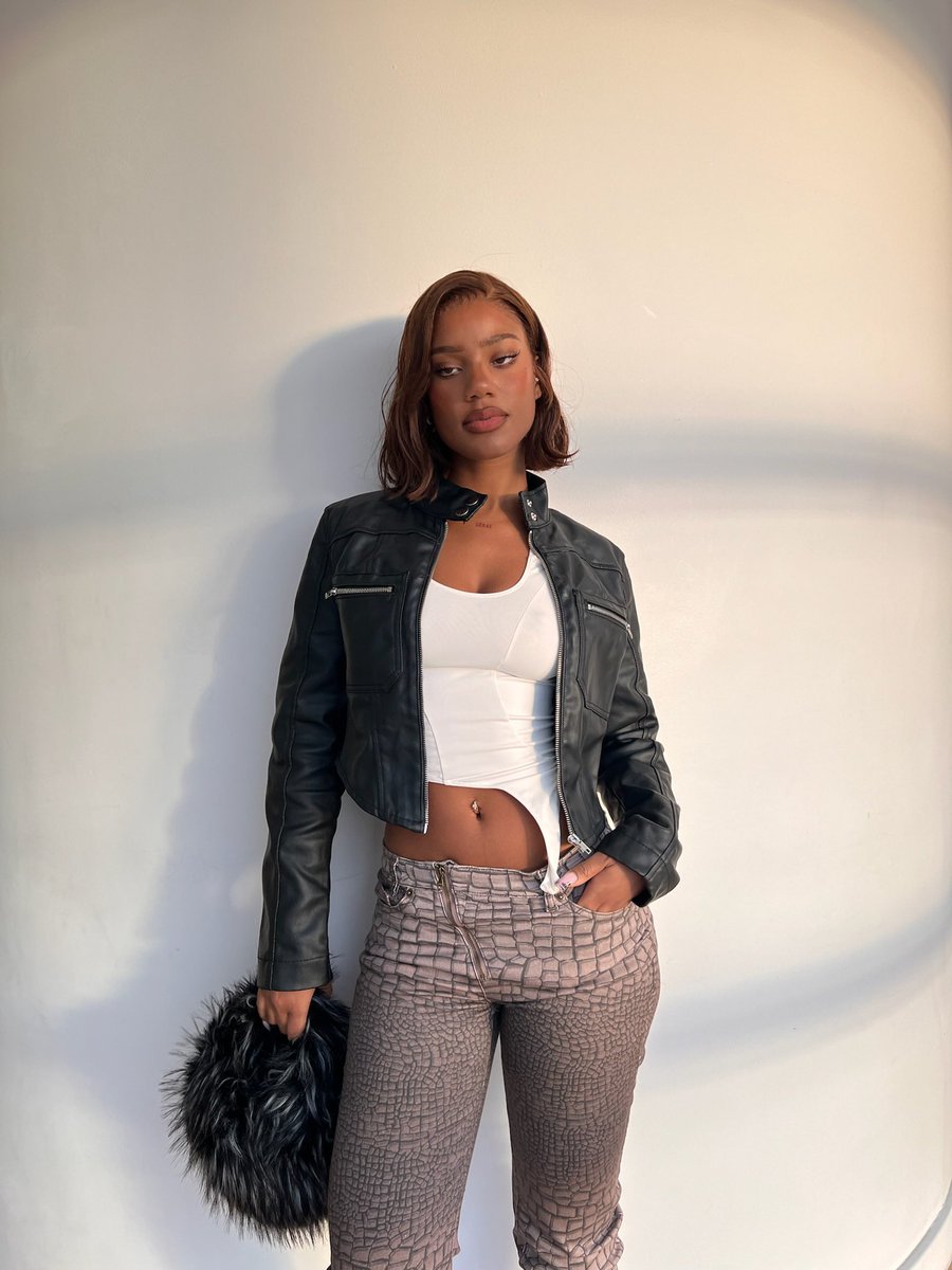 wmnswear's tweet photo. Main character energy 🔥

Daphne brown jeans styled with our Ava  top https://t.co/GQAoqGgQSe