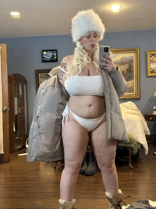 Quite literally about to freeze my buns off for y&rsquo;all I hope you appreciate 🫡❄️ https://t.co/JTgsQKK