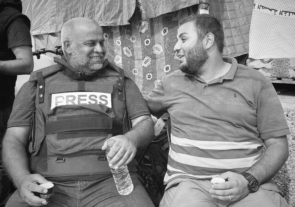 haider_mossawy's tweet photo. "هذه طريق اخترناها طواعية وسقيناها بأغلى ما نملك، سقيناها بالدماء، حمزة لم يكن بضعا مني، بل كان كلي، حمزة كان روح الروح، نحن مشبعون بالإنسانية وهم مشبعون بالقتل، من جديد، هذه دموع الإنسانية، دموع الكرم والشجاعة وليست دموع الخوف والاستكانة".
- وائل الدحدوح، في رثاء ولده حمزة https://t.co/RjUa6keZTe