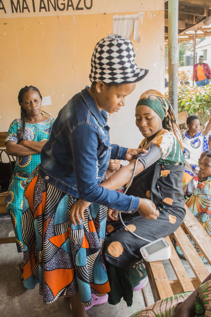 phit_2021's tweet photo. Pregnant women at Bwanga HC demonstrating peer support during G-ANC sessions. In G-ANC model, women support each other to conduct self-assessments using digital devices such as BP machine, thermometer, and weigh scales. @MoH @ortamisemitz @gatesfoundation https://t.co/pJ8Os3idMB
