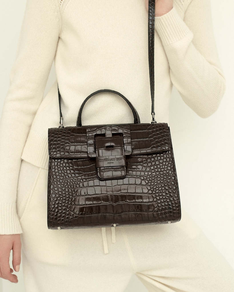 barbara_bui's tweet photo. The "KILL ME" bag, with its evocative name, oscillates between refined French-style aesthetics and the touches of irreverence, so dear to the House. Beneath the cool, deceptively classic appearance of this bourgeois-rock model, which likes to blur the codes, there burns a fire. https://t.co/Siuvg5ERxC