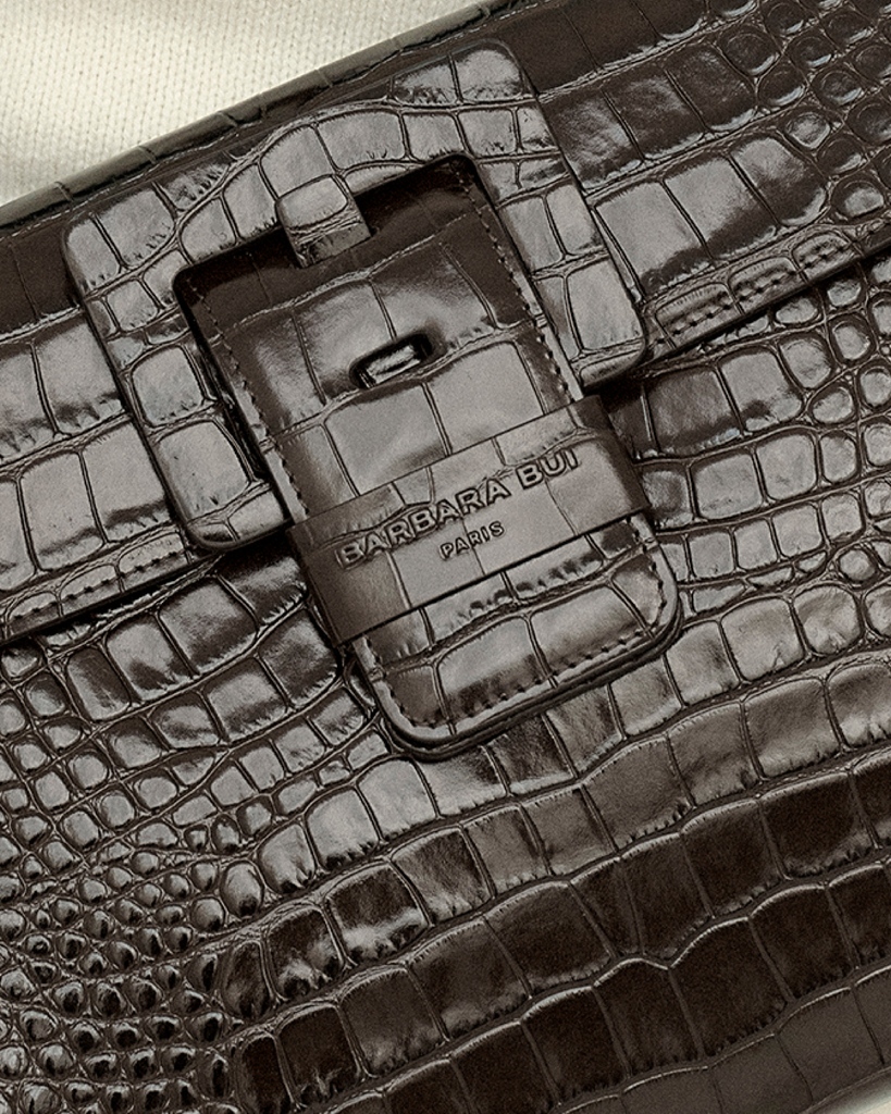 The "KILL ME" bag, with its evocative name, oscillates between refined French-style aesthetics and the touches of irreverence, so dear to the House. Beneath the cool, deceptively classic appearance of this bourgeois-rock model, which likes to blur the codes, there burns a fire.