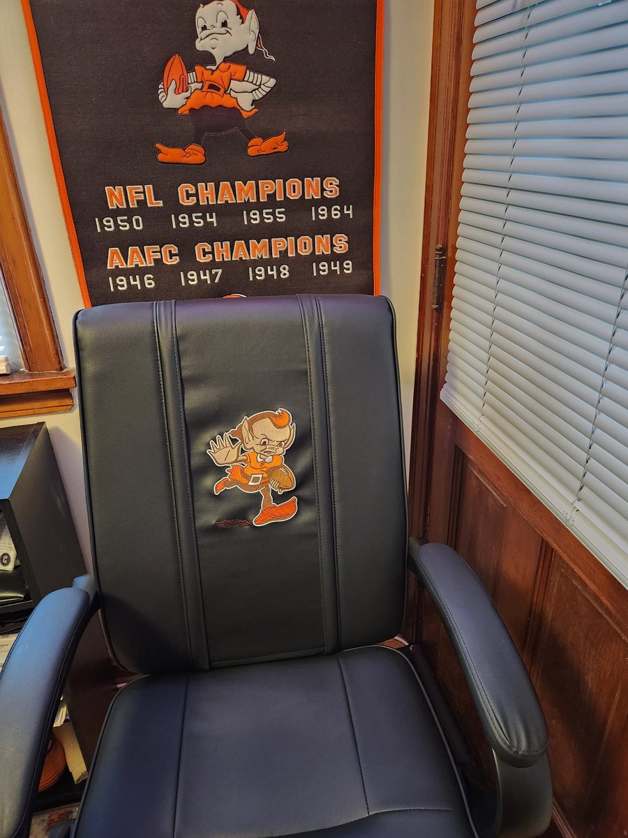 brownienotanelf's tweet photo. Sunday is meant to be a day of rest. Our star players will doing that for a change today, as well. I hope we get the 12th win. It's been way too long since we had to sit and wait like this for a Cleveland Browns Browns playoff game to start. GO BROWNS!! #browns https://t.co/Ye2kDSrcTo