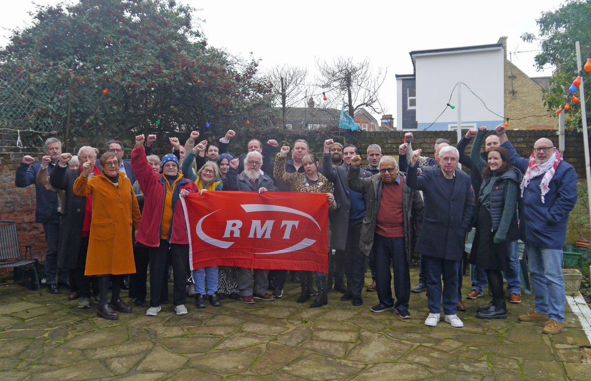 Communist Party sends congratulations to the RMT on breakthrough for low paid Tube workers 🗣️📄

The CP Executive Committee sent solidarity greetings today and congratulations to RMT <a href="/RMTunion/">RMT</a> members employed on the London Underground for winning a breakthrough to fund pay