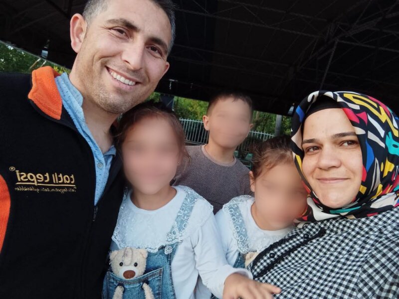 TutsakBebekler's tweet photo. Aksaray’da tutuklu ev hanımı Hatice Karaca’nın oğlu:
“Benim annemi cezaevine attılar.Çok üzgünüm. Kardeşlerimin ve benim okulumda dalga geçiyorlar annemiz yok diye.Okula gitmek istemiyoruz. Artık annem gelsin istiyoruz.”
@avhaticeyldz
#ToplumsalBarışİçinAf
https://t.co/lSilHGVWLk