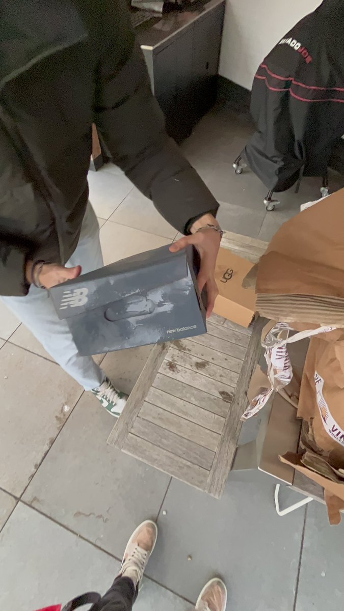 CasPeters033's tweet photo. @DeBuren_online @ups

Pakket keurig in de kluis gedaan, net gebeld dat het pakket uit de kluis is gehaald (bezorger/andere gebruiker) en al 3 dagen in de regen staat. Hele inhoud (5 paar schoenen) doorweekt en waardeloos. Wie gaat dit oplossen?!?……… https://t.co/6KmXaDzq8l