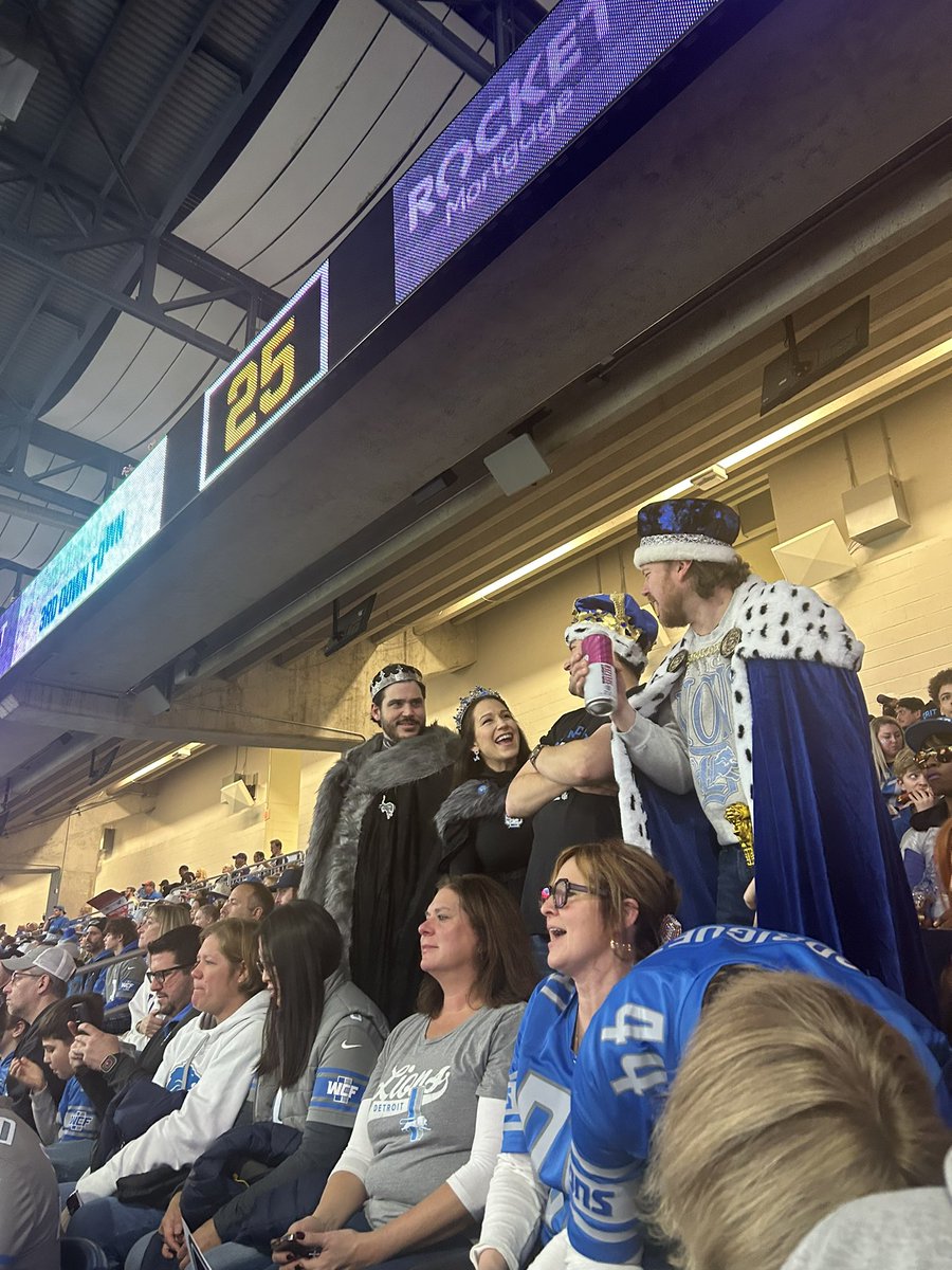 AHeyjack's tweet photo. ..@BarstoolBigCat  Kings of the North in Detroit! https://t.co/MJyv6m3DpQ