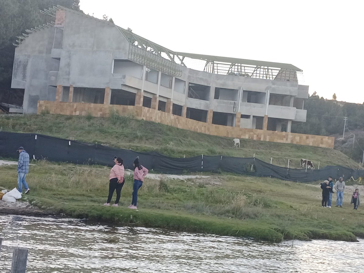 AidaAvellaE's tweet photo. Esta construcción sigue  avanzando en una de las playas  más bellas del Lago de Tota , el edificio es de un exalcalde  de Aquitania,  la Procuraduria  y Corpoboyaca  no hacen nada. Dra Margarita Cabello, Boyacá,  merece respeto . ¿Puede investigar?
@PGN_COL https://t.co/AMzpRZ347e