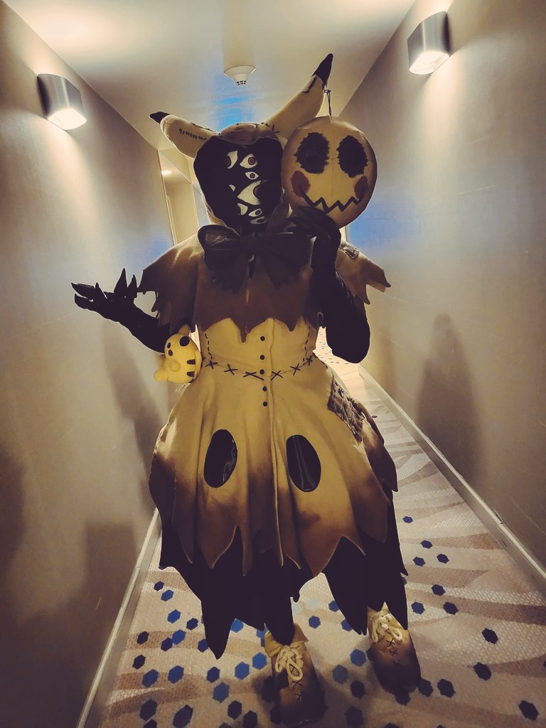 stitchbywitch's tweet photo. Five nights at Mimikyu yesterday for ALA Day 3. Let's snuggle 4ever ✨️🖤💛

 I had no access to my hands or eye sight the whole day lmao

Thanks @gerichu and capycoon for the photo since I wasn't able to 🥹💕 https://t.co/CYAIPy8l0n