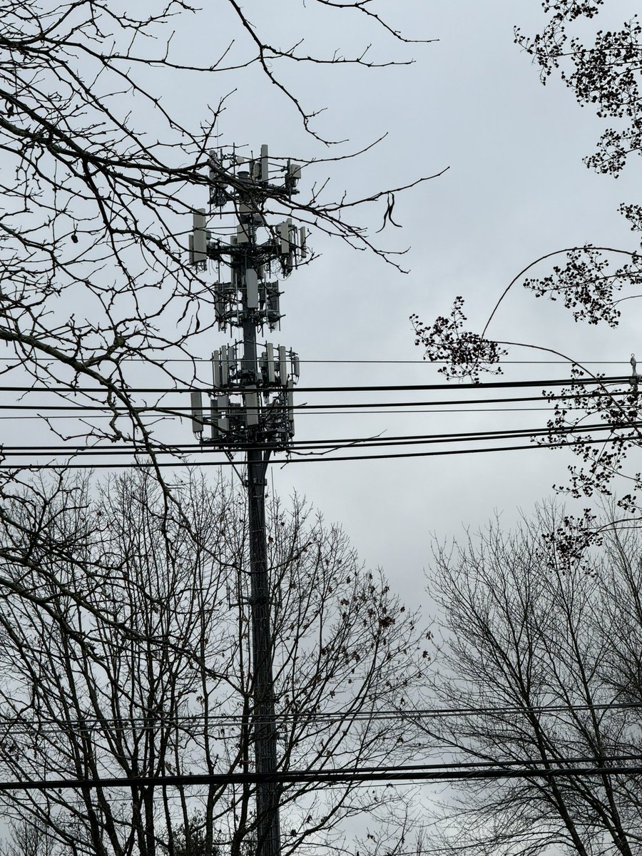 ashredk's tweet photo. A fully loaded tower servicing East Windsor, NJ. VZW C-band was active since last year, but since the last month its doesn’t connect to C-band, only nationwide 5G. Neighboring tower nearby properly connects to C-band. Anywhere this can be reported? @NicholasT1979 @SneedTech https://t.co/fRpPiBi5m5
