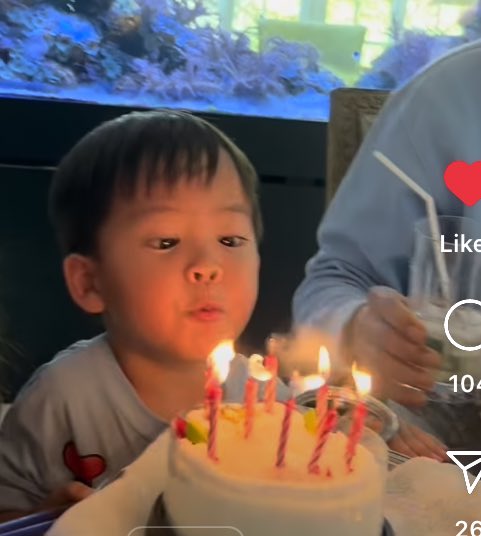 jjlinisgod's tweet image. น้องกวิณท์ลูกคุณศรีริต้าคือตัวอย่างของเด็กที่เกิดมาใน loving family จริงๆๆๆๆๆ บ้านเค้าแสดงความรักกันเก่งมาก น้องน่ารัก ฉลาดทางอารมณ์สุดๆ ปกติเห็นแต่เด็กแย่งคนอื่นเป่าเค้กวันเกิด อันนี้คือน้องถือเค้กวันเกิดไปให้พี่สาว ยืนรอนิ่งๆตอนพี่อธิษฐาน พี่ถามว่าเป่าด้วยกันมั้ยถึงไปเป่า 😭😭