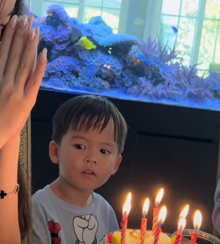 jjlinisgod's tweet image. น้องกวิณท์ลูกคุณศรีริต้าคือตัวอย่างของเด็กที่เกิดมาใน loving family จริงๆๆๆๆๆ บ้านเค้าแสดงความรักกันเก่งมาก น้องน่ารัก ฉลาดทางอารมณ์สุดๆ ปกติเห็นแต่เด็กแย่งคนอื่นเป่าเค้กวันเกิด อันนี้คือน้องถือเค้กวันเกิดไปให้พี่สาว ยืนรอนิ่งๆตอนพี่อธิษฐาน พี่ถามว่าเป่าด้วยกันมั้ยถึงไปเป่า 😭😭