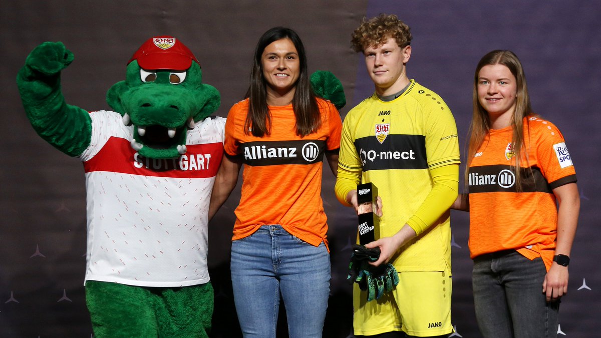 VfB_Frauen's tweet photo. Beim Mercedes-Benz JuniorCup überreichten unsere Torhüterinnen Besa #Leci und Laura #Bozenhardt den Preis für den besten Torhüter des Turniers an Timo #Ulpins von der #VfBU19. Glückwunsch, Timo! 👏
#VfBFrauen | #VfB | #MBJC https://t.co/hvhMrZNDTb