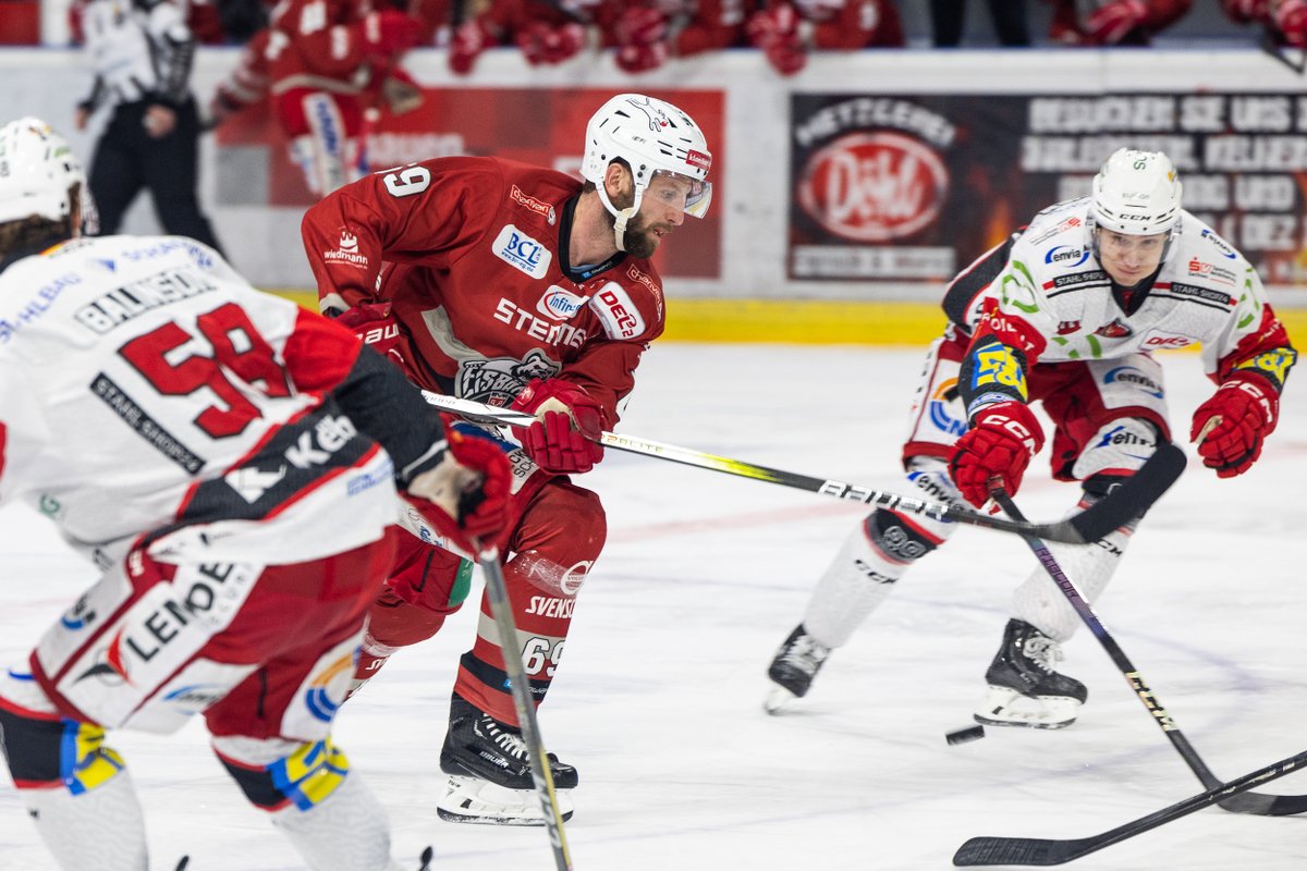DEL2_News's tweet photo. Sieg in der Overtime: Die @Eisbaeren_R gewinnen mit 3:2 gegen die @eispiraten .

Foto: Melanie Feldmeier #del2 #HerzblutEishockey #ebrepc https://t.co/EsMTnIegRQ