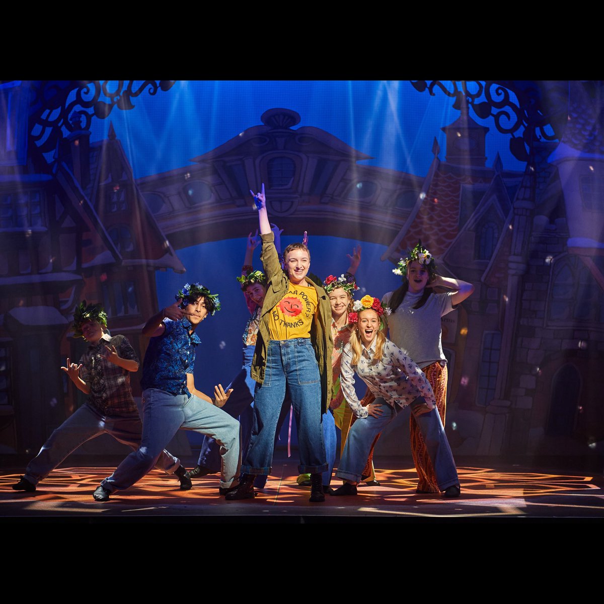 AnthonyLamble's tweet photo. Ah, farewell awesome company from brilliant pantomime theatre show @OxfordPlayhouse 👋❤️                                               📸 by @geraintlewispic                 #jackandthebeanstalk 
#theatredesign #panto #pantomime #oxford #setdesign #costumedesign https://t.co/AFYzOjP7uG