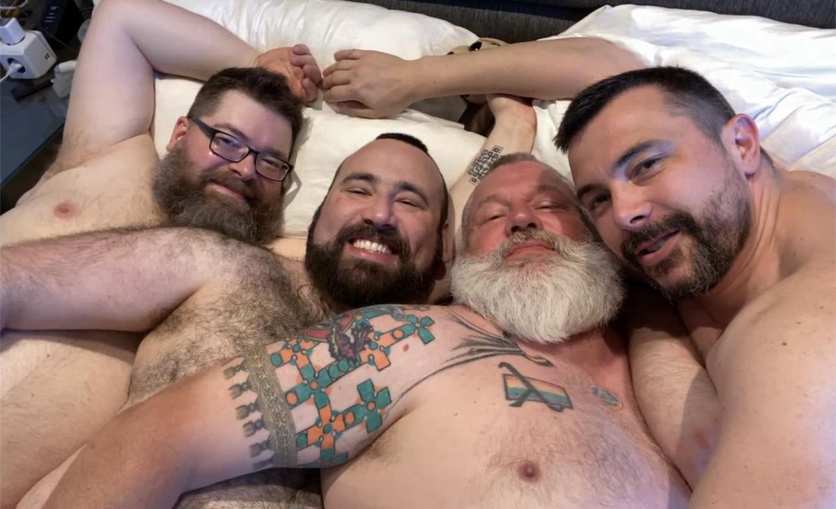 KinKubPig's tweet photo. Look at this photo: this is pure HAPPINESS. A memory of an amazing time when the very missed  @Daddybearpig (1st on the left) and I spent time with those sexy friends. My bear was so happy. Free from the stress of his disease and his work, being in Las Vegas, one of his favorite https://t.co/cNBD1haGJH