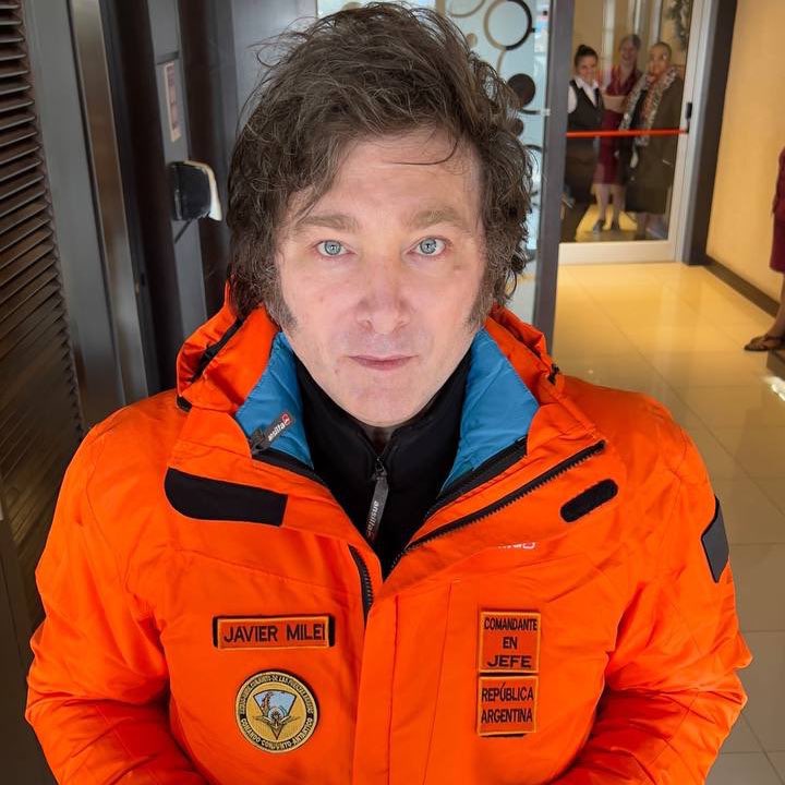 MatiAromi's tweet photo. Me acabo de dar cuenta que Milei y Villarruel están literalmente de excursión. Están recorriendo el pais que jamás recorrieron con nuestra guita. Mientras Caputo, Sturzenegger y Macri terminan de hacer los negocios que revientan el país, los mandan a boludear y sacar fotos. Fin. https://t.co/jQ7SvTiMiu