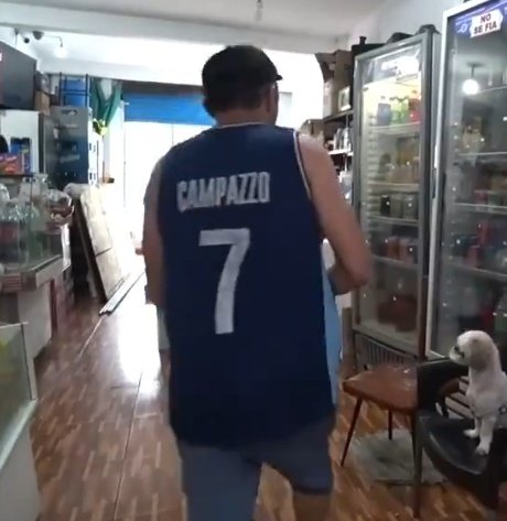 El único chorro es el que está vendiendo camisetas de Campazzo con el escudo de la AFA