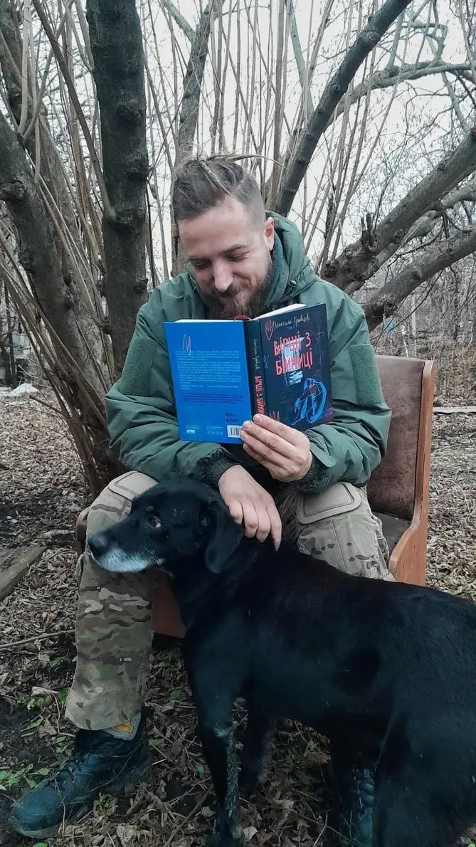 Ukrainian poet and military Maksym Kryvtsov was killed today.

On this photo Maksym is with his poetry collection.

RIP