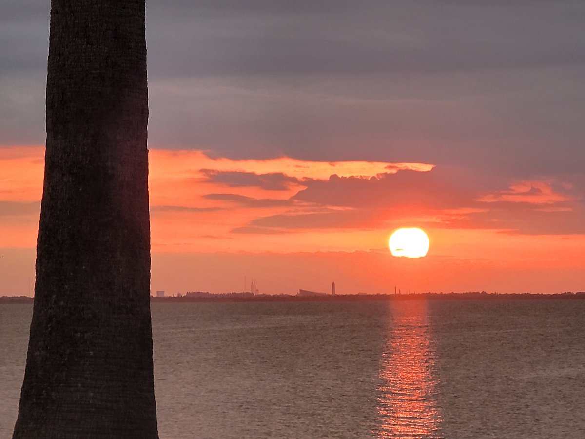 SpaceCoastSkies's tweet photo. Final Act:
The Sun over #KSCVC
#sunrise #flwx #StormHour #SpaceCoastSkies https://t.co/KT2FeZmVmY