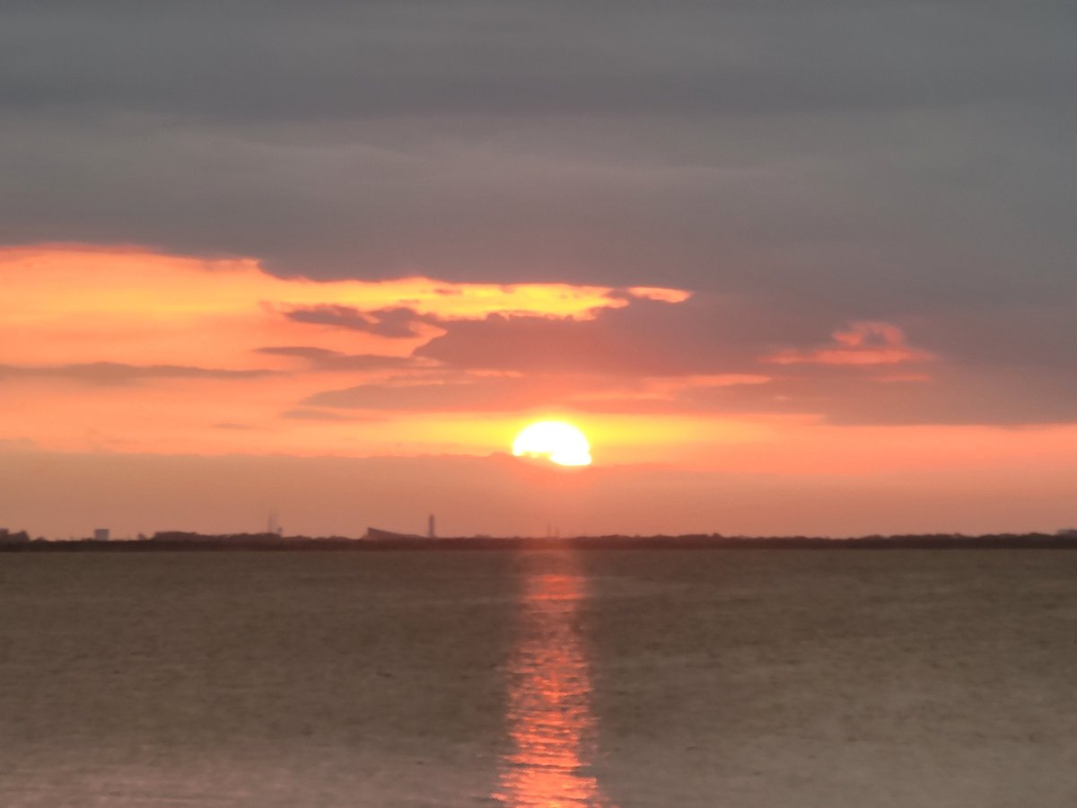 SpaceCoastSkies's tweet photo. Final Act:
The Sun over #KSCVC
#sunrise #flwx #StormHour #SpaceCoastSkies https://t.co/KT2FeZmVmY