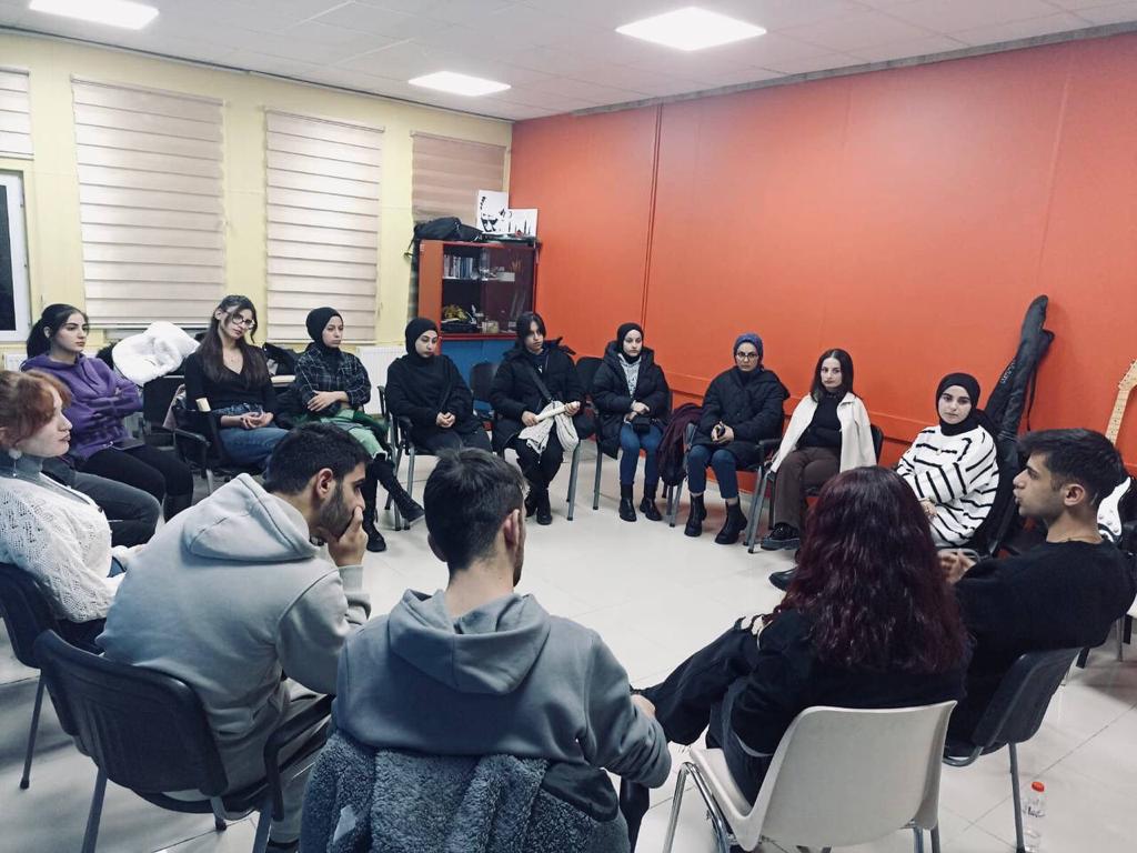 Yyugst's tweet photo. 🧠

Güzel Sanatlar Topluluğu olarak 22.12.2023 tarihinde gerçekleştirdiğimiz felsefe atölyesi etkinliğimizden kareler 📸

Etkinliğimiz kapsamında Barış Özluğ moderatörlüğünde filozoflar hakkında  konuştuk ve felsefe okuma rehberi paylaştık.

Sanatla kalın 💛
#yyu #sanat https://t.co/0seYMV1HEF