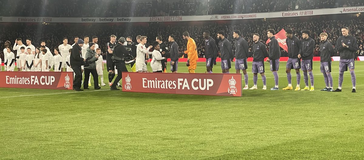 #أرسنال #ليفربول الأحمران اللذان لعبا بدون اللون الاحمر اليوم في حملة تدعو لوقف اعتداءات الطعن في المجتمع المحلي .. وليت هذه الحملات تظهر في زمن يتجاهل به العالم دماءً تسيل يومياً في #غزة بدعم عسكري من الحكومة البريطانية وغطاء إعلامي فج لا يراعي ادنى معايير المهنية ونقل الحقيقة