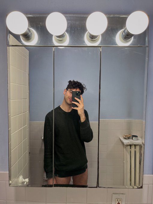 Maybe my sweater dress isn&rsquo;t long enough&hellip; https://t.co/vRIyKkIADp