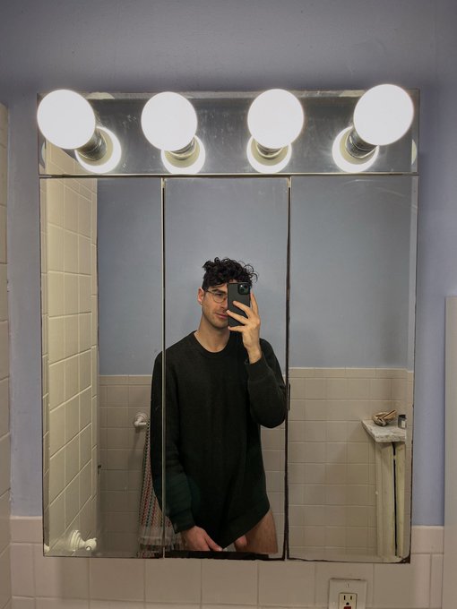 Maybe my sweater dress isn&rsquo;t long enough&hellip; https://t.co/vRIyKkIADp