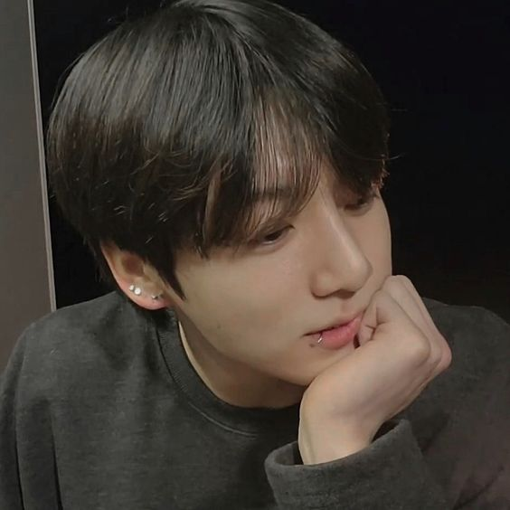 vootks's tweet photo. #kooktaeau #kookvau | Love Tricks

Donde Jk es un jugador de básquetbol que está enamorado de Th y hace hasta lo imposible para llamar su atención.

O; donde Th se prohíbe a si mismo fijarse en Jk por miedo a salir lastimado, pero cuando Jk comienza a alejarse las cosas cambian. https://t.co/RKUjsNFxzB