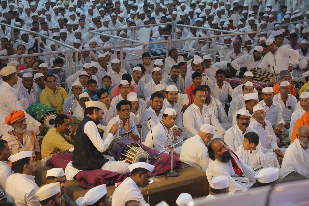 भाग गेला, शीण गेला 
अवघा झाला आनंद ll 

आज सकाळी डोंबिवली येथील स्ट्रीट फेस्टिवल, त्यानंतर पालघर येथील विविध शहरांमध्ये पदाधिकारी आणि कार्यकर्त्यांशी संवाद मेळावा, अशा व्यस्त दिनक्रमाच्या अंती कल्याण लोकसभा मतदारसंघात अंबरनाथ तालुक्यातील श्री मलंगगडाच्या पायथ्याशी उसाटणे गावात